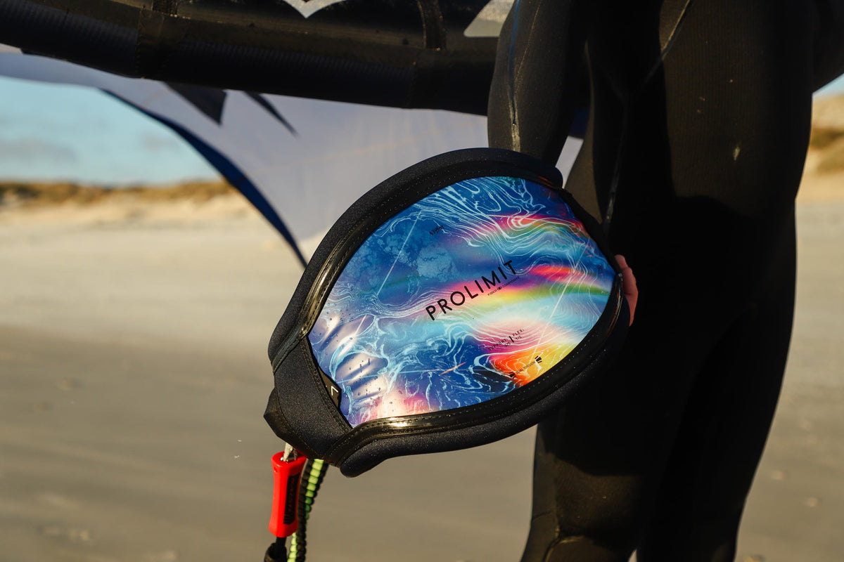 Harnais kitesurf Prolimit Atom Blue Rainbow compact et rigide